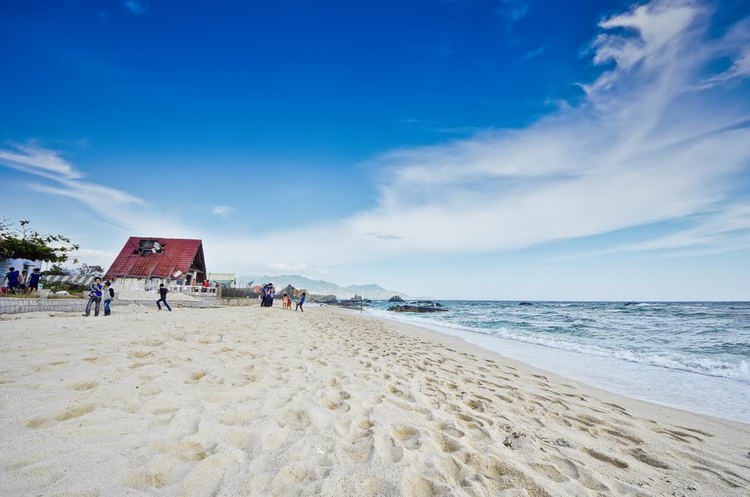 Cách thị xã Phan Rang 5km về hướng Đông, nằm trên địa bàn xã Khánh Hải, huyện Ninh Hải, Ninh Thuận, biển Ninh Chứ có bờ cát trắng hình cung dài 10 km là một trong 9 bãi biển đẹp nhất nước, thích hợp cho nghỉ dưỡng. Đây cũng là một trong những bãi biển ở miền tây đẹp nhất và đang được chú trọng phát triển du lịch.
