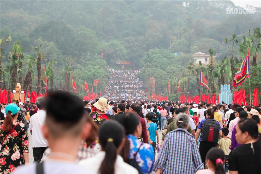 Ngay từ rạng sáng 13.4 (tức ngày 9.3 Âm lịch), hàng nghìn người nườm nượp đổ về chân núi Nghĩa Lĩnh.