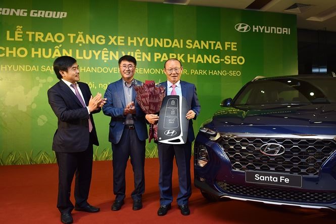 Mới nhất, vị huấn luyện viên của đội tuyển Việt Nam đã được tặng một chiếc Hyundai Santa Fe Premium.  