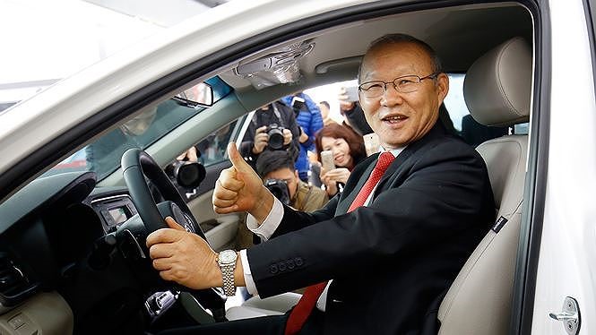 “Thầy Park” cũng ngồi thử chiếc xe Hyundai mới được tặng.  