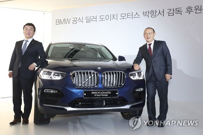 Tại quê nhà, HLV Park Hang-seo cũng được tặng chiếc xe BMW X4. Ảnh: Yonhap News
