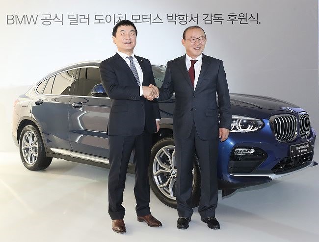 Ông Kwon Oh-soo - Chủ tịch của Deutsch Motors - tặng chiếc xe cho “thầy Park“. Ảnh: The Korea Herald  