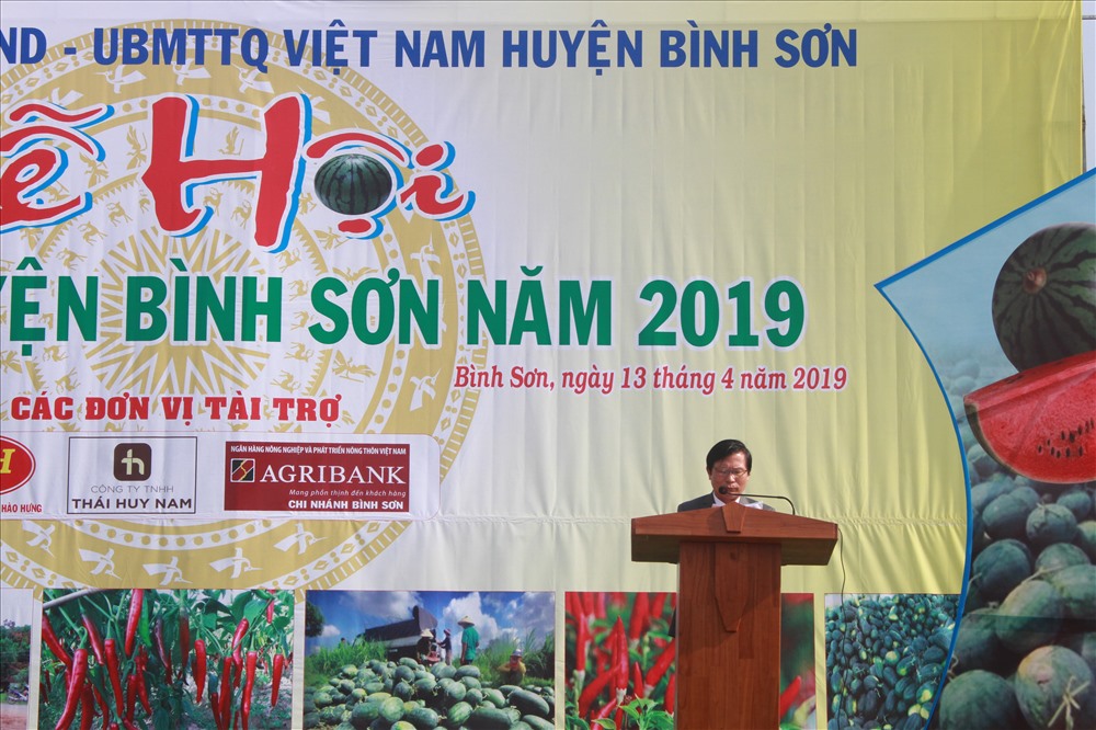 ông Đỗ Thiết Khiêm- Phó Bí thư Huyện ủy, chủ tịch UBND huyện Bình Sơn phát biểu trong lễ hội.