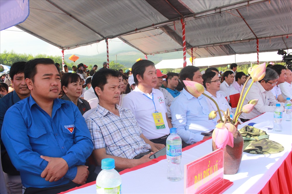 Đoàn đại biểu và đông đảo bà con đến tham dự lễ hội.