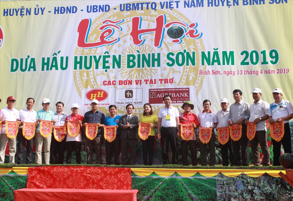 Ban tổ chức trao cờ đại diện cho 25 xã thị trấn tham gia lễ hội.