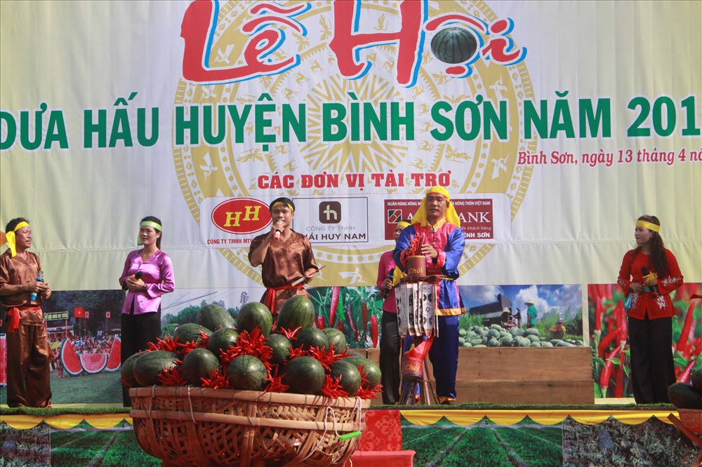 Các tiết mục văn nghệ mang đậm âm hưởng quê hương và bản sắc dân tộc được thể hiện trong lễ hội.