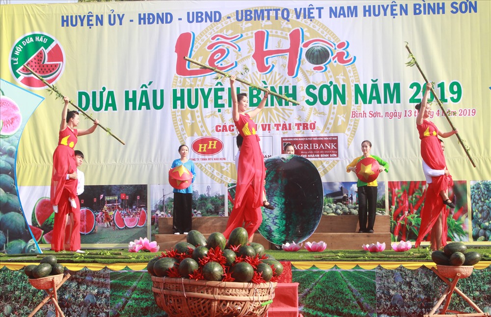 Các tiết mục văn nghệ mang đậm âm hưởng quê hương và bản sắc dân tộc được thể hiện trong lễ hội.