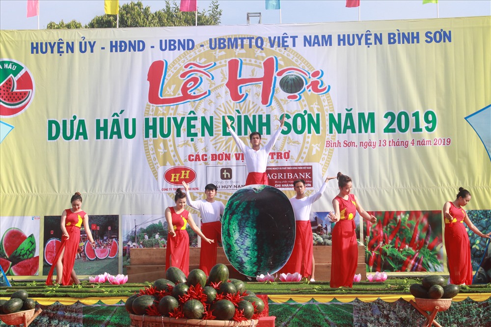 Các tiết mục văn nghệ mang đậm âm hưởng quê hương và bản sắc dân tộc được thể hiện trong lễ hội.