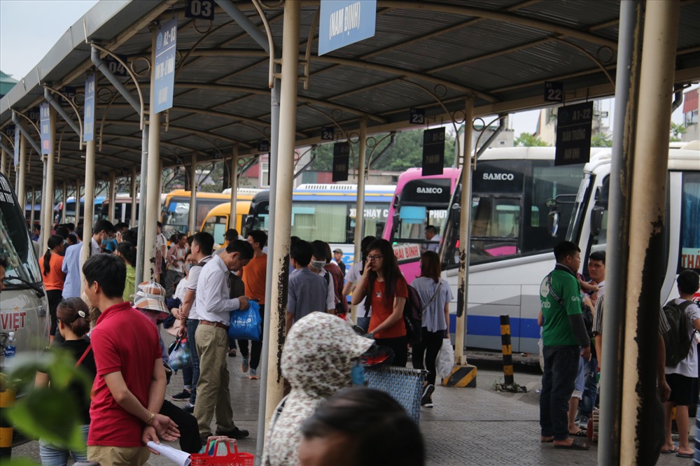 Theo ghi nhận của PV, một lượng lớn hành khách đã đổ về bến xe Giáp Bát ngày 13.4.
