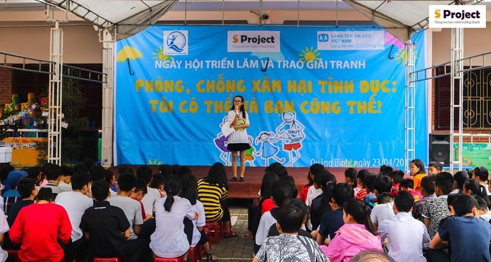 Nguyễn Thị Song Trà trong buổi dạy về kiến thức giới tính cho trẻ. Ảnh: S Project.