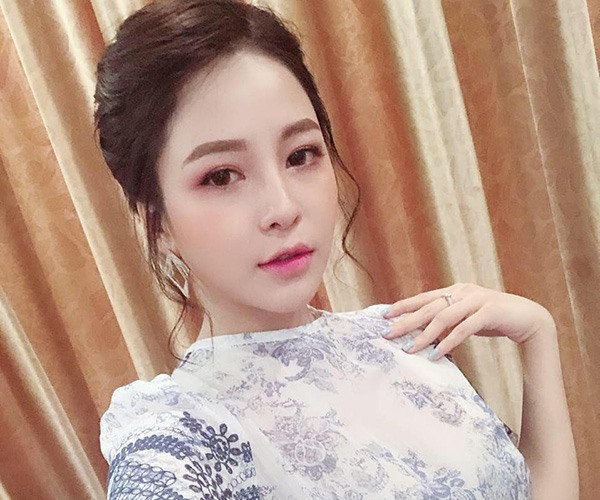 Đỗ Trâm Anh (sinh năm 1996) được biết tới là 1 người mẫu ảnh, 1 “hot girl dược sĩ” nổi tiếng tại Hà Nội. Vẻ đẹp của cô ngày càng đằm thắm và quyến rũ.