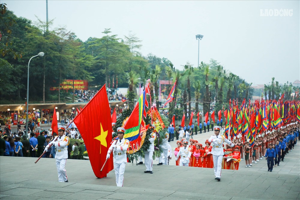 Từ sáng sớm, mọi công tác chuẩn bị cho lễ dâng hương đã hoàn tất. Đoàn rước kiệu di chuyển tầm 30 phút từ Nghi môn lên tới Đền Thượng. 