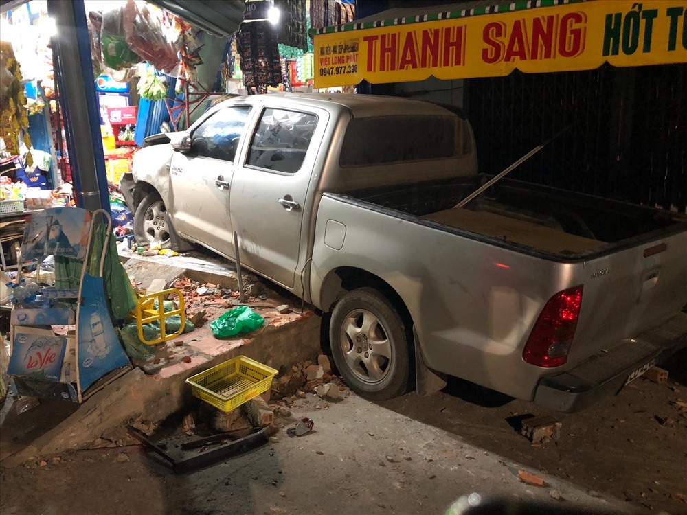 Xe bán tải do người nước ngoài điều khiển tông xe máy rồi lao vào quán tạp hóa khiến 3 người bị thương.