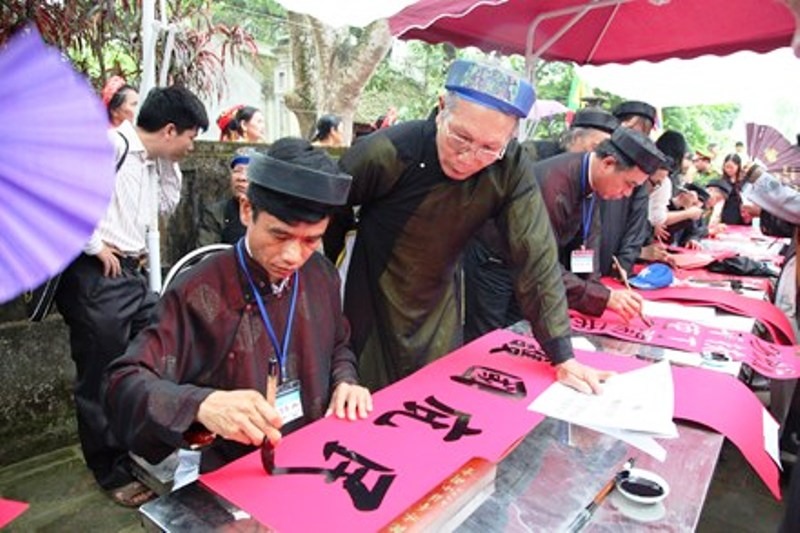 Thi viết thư pháp. Ảnh: NT