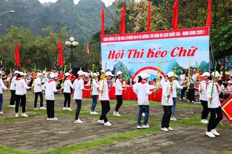 Hội thi kéo chữ, thu hút đông đảo các em học sinh tham gia. Ảnh: NT