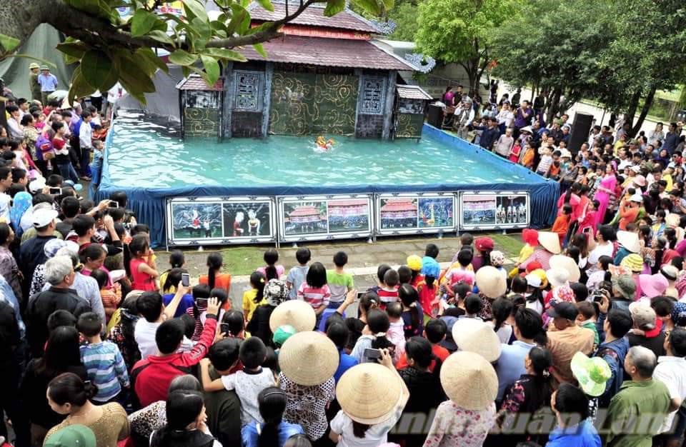 Thi múa rối nước thu hút đông đảo người xem. Ảnh: NT