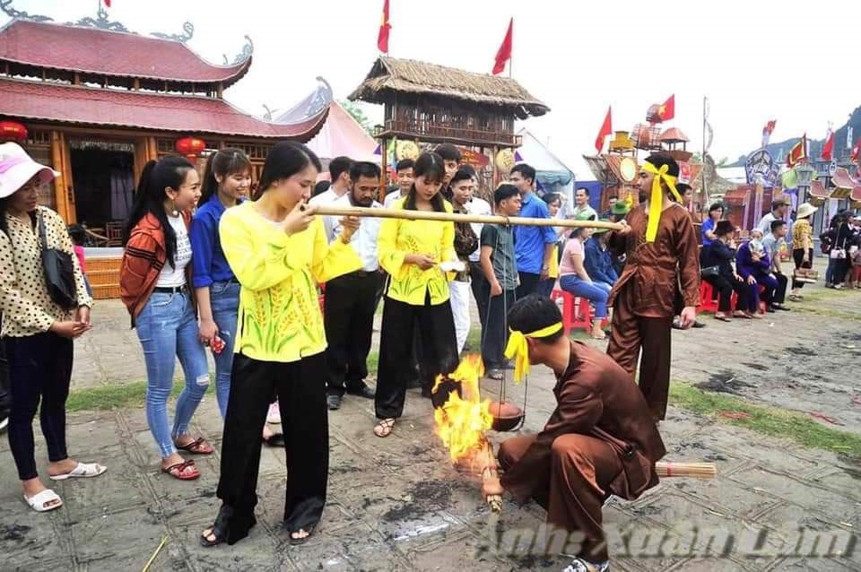 Vừa đi vừa thổi cơm. Ảnh: NT