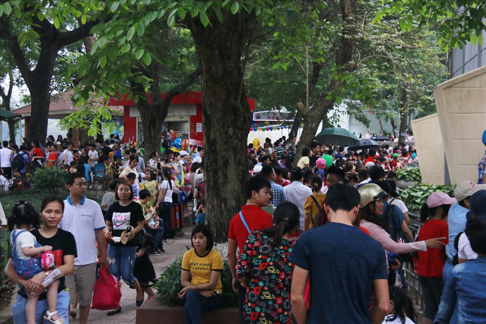 Từ sáng sớm ngày Chủ Nhật (10/3 âm lịch), người dân thủ đô đã kéo nhau đến vườn thú Hà Nội để tận hưởng một trong những ngày lễ lớn của cả nước.