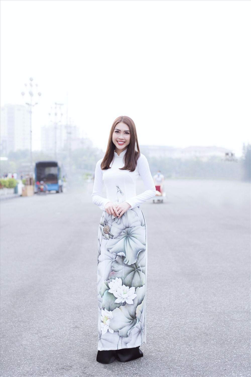 Hoa hậu Tường Linh sáng nền nã trong tà áo dài.