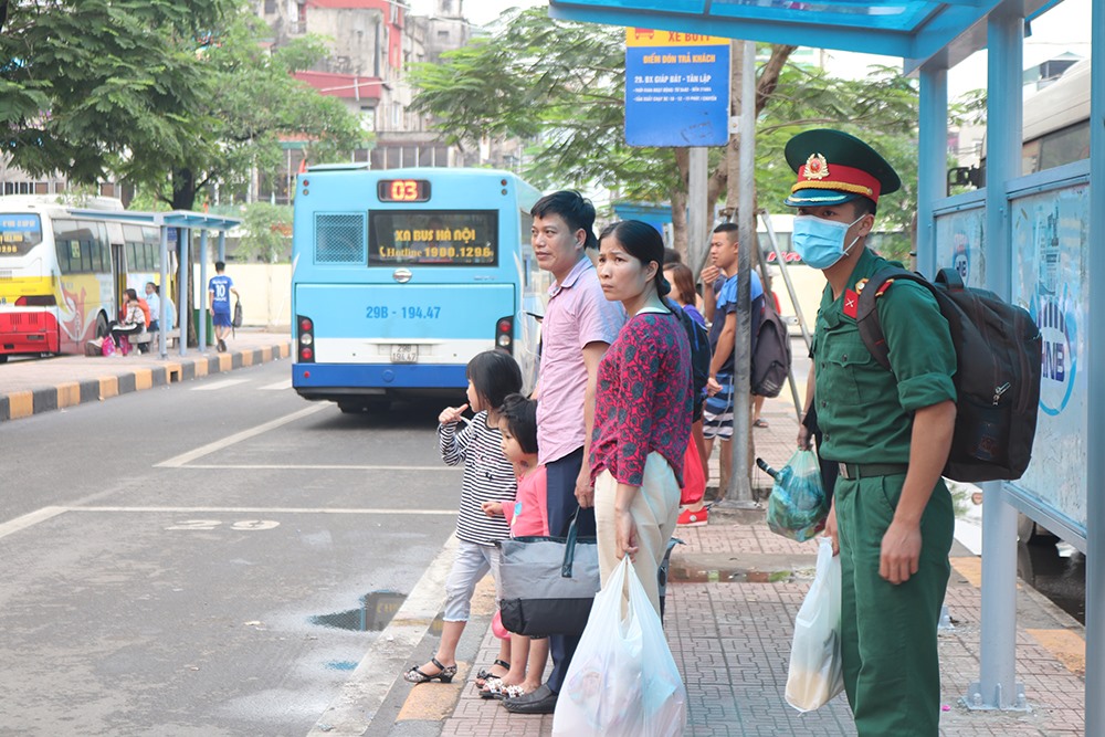 Thay vì đi xe ôm, nhiều người chờ đi xe bus do phải mang vác nhiều đồ đạc lỉnh kỉnh.