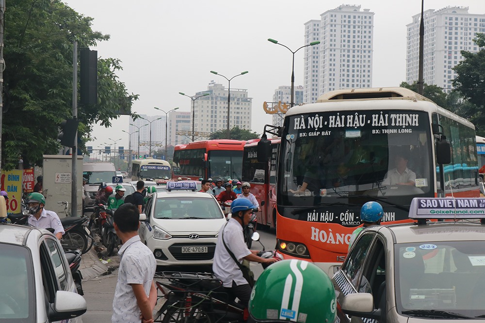 Người dân bắt đầu đổ về Hà Nội sau 3 ngày nghỉ lễ khiến giao thông ùn ứ. Ảnh: PV.