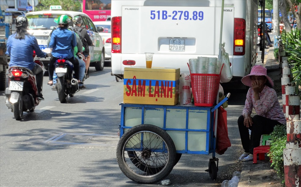 Quán giải khát tận dụng khá tốt bóng râm của trạm xe bus