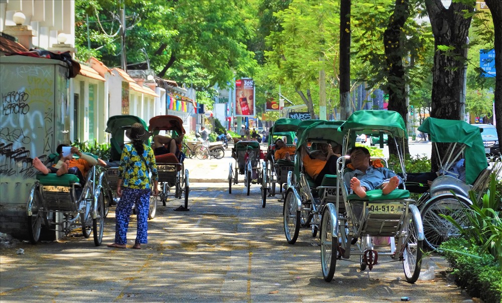 Dưới những bóng cây, trạm xe buýt... đều được người dân lao động tận dụng làm chỗ nghỉ trưa.