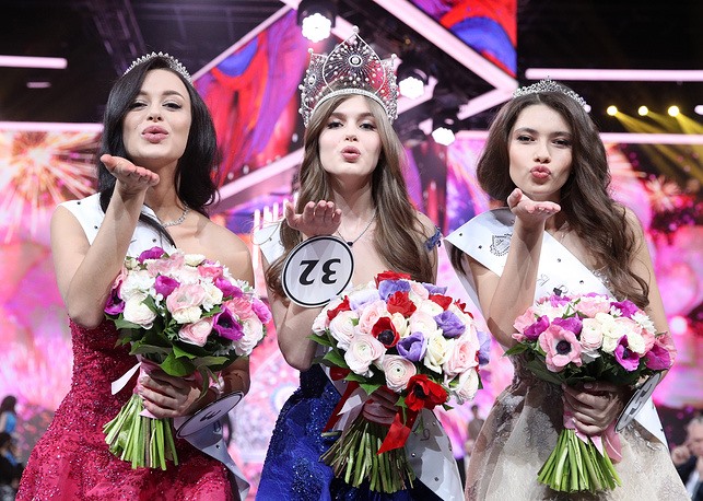 Lần lượt từ trái qua phải: Á hậu 1 Arina Verina, Hoa hậu Alina Sanko và Á hậu 2 Ralina Arabova. Ảnh: Tass.