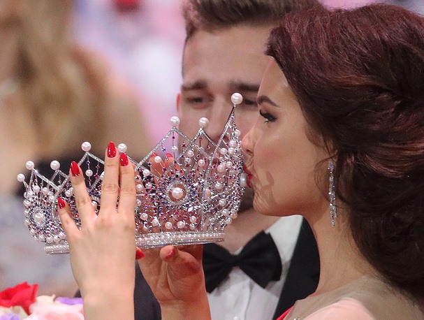 Hoa hậu Nga 2018 Yulia Polyachikhina trao vương miện cho tân Hoa hậu Alina Sanko. Ảnh: Tass. 