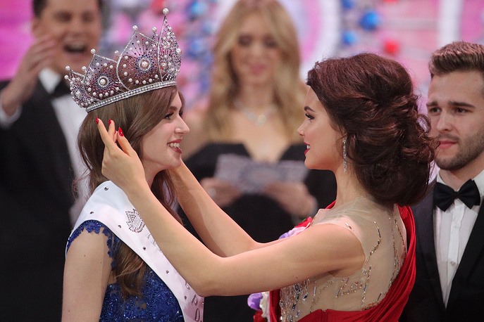Hoa hậu Yulia Polyachikhina và tân Hoa hậu Alina Sanko. Ảnh: Tass. 
