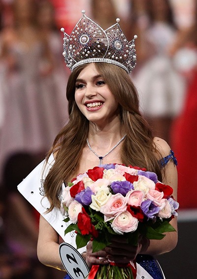 Alina Sanko đã được trao vương miện nạm vàng trắng và đá quý ở Moskva sau khi gây ấn tượng với ban giám khảo cuộc thi Hoa hậu Nga 2019. Cô và 49 thí sinh khác được chọn từ trên 300 ứng viên thuộc mọi miền của Nga đã tham gia vòng chung kết của cuộc thi tại Moscow vào tối 13/4.