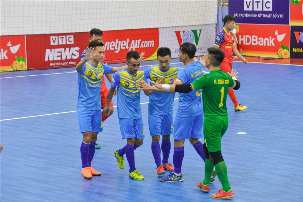 Trận “derby” nội bộ của futsal Khánh Hòa diễn ra kịch tính và hấp dẫn với chiến thắng chung cuộc 4-3 nghiêng về Savinest Sanna Khánh Hòa.