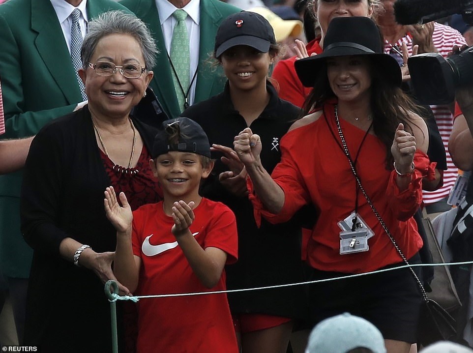 Người thân của Tiger Woods bao gồm người mẹ Kultida, con trai Charlie Axel, con gái Sam Alexis và bạn gái Erica Herman (từ trái sang) hân hoan chúc mừng anh sau khi chính thức vô địch The Masters 2019. Ảnh: Reuters.