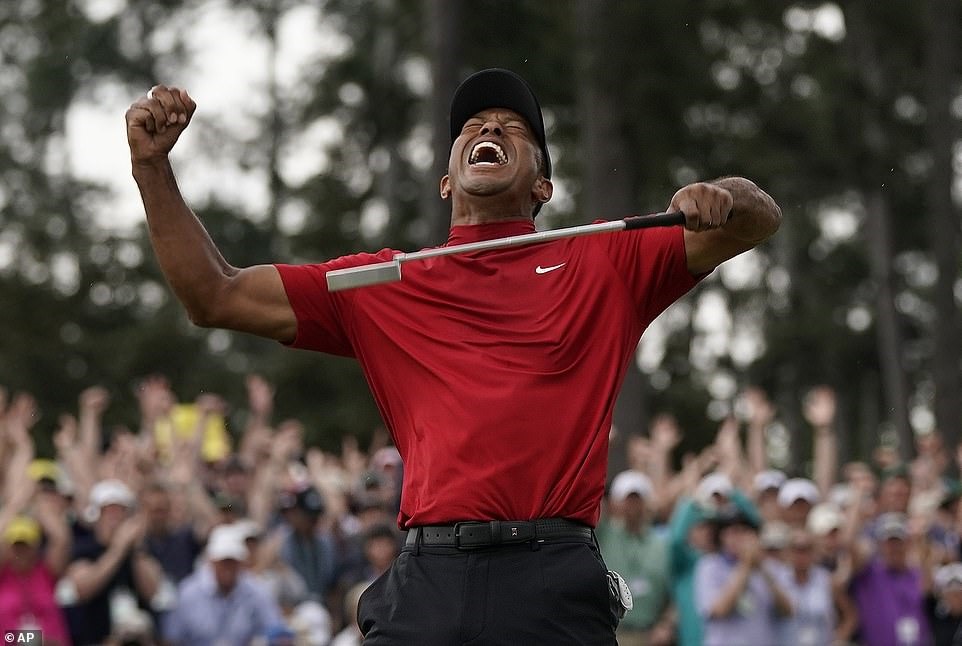 Niềm vui của Tiger Woods sau cú gạt thành công mang về chức vô địch The Masters 2019. Ảnh: AP
