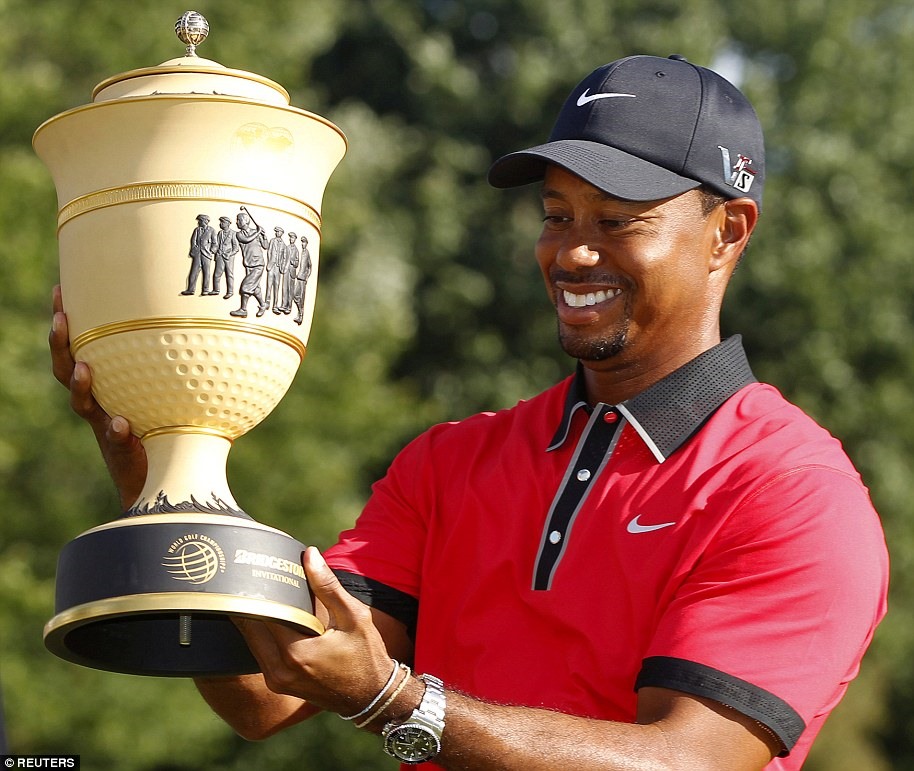 Tiger Woods với danh hiệu vô địch WGC Bridgestone 2013. Ảnh: Reuters.