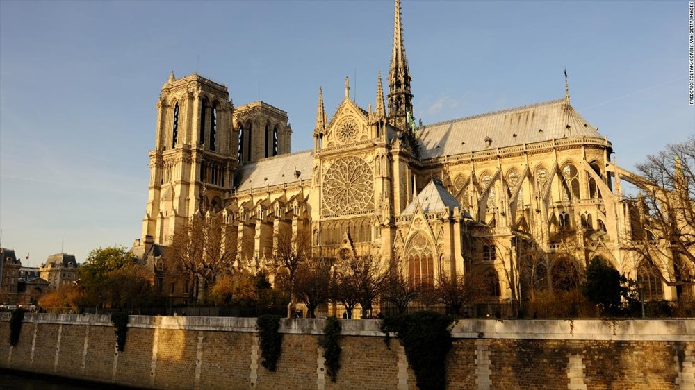  Công trình nổi tiếng ở thủ đô Paris, Pháp hấp dẫn hàng triệu du khách tham quan mỗi năm. Nhà thờ Đức Bà được xây dựng năm 1163 dưới thời vua Louis VII khi thành phố Paris thời trung cổ đang phát triển về dân số và tầm quan trọng, trở thành trung tâm chính trị và kinh tế của vương quốc Pháp. Việc xây dựng tiếp tục trong phần lớn của thế kỷ tiếp theo, với những phục hồi và bổ sung lớn được thực hiện vào thế kỷ 17 và 18. 