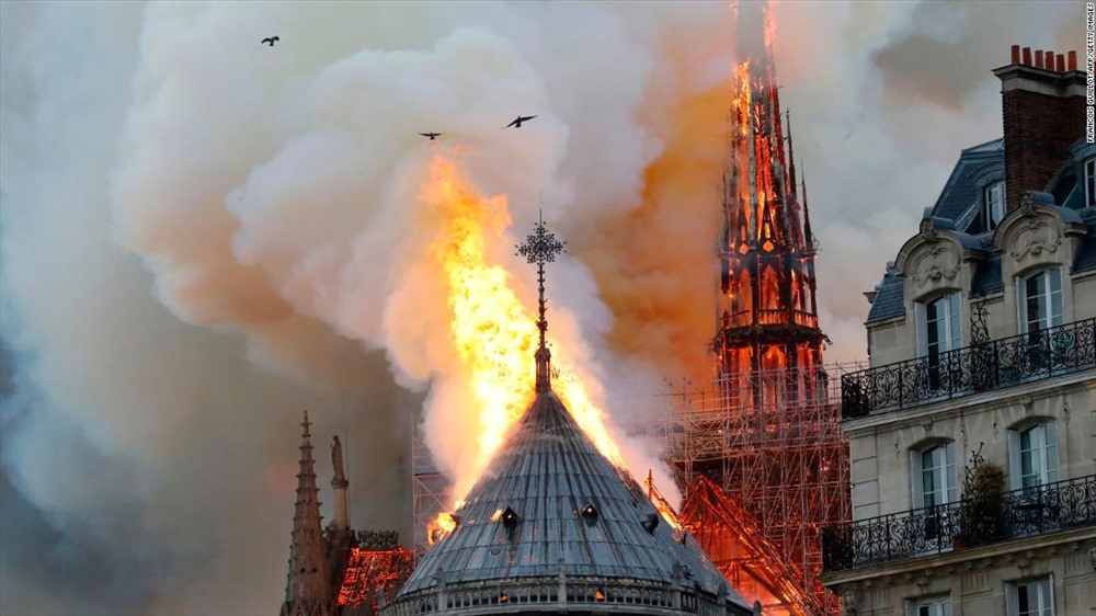 Hỏa hoạn bùng phát tại công trình lịch sử từ thế kỷ 12 này vào tối 15.4 và nhanh chóng lan ra mái và tháp của khu nhà thờ. Những cột khói cao có thể nhìn thấy từ xa thủ đô Pháp. Ảnh: CNN. 