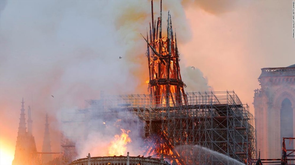 Bộ trưởng Nội vụ Pháp ban đầu cảnh báo, 400 lính cứu hỏa đang nỗ lực dập lửa có thể không thể cứu được nhà thờ. Tuy nhiên sau đó, một quan chức cấp cao của bộ này bày tỏ sự lạc quan rằng có thể cứu được nhà thờ và cần hơn 4 giờ để khống chế hỏa hoạn. 