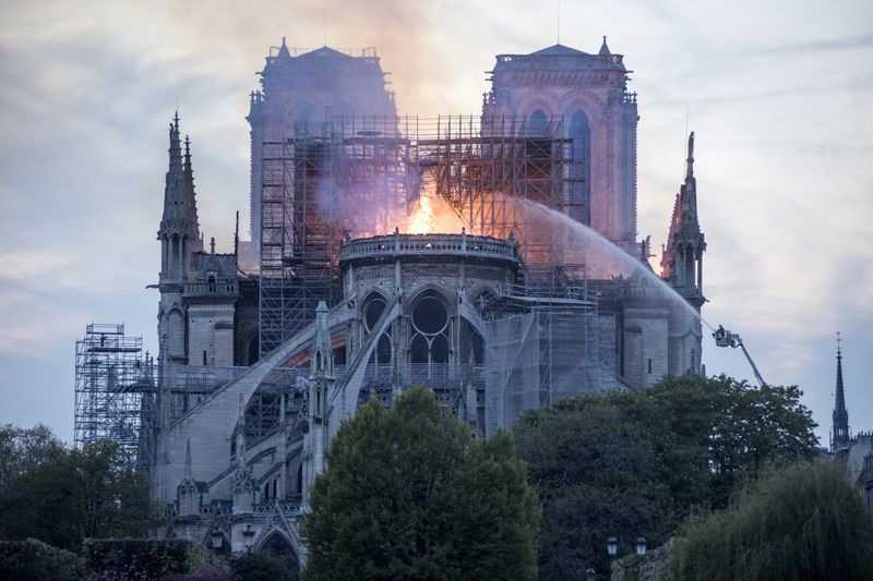 Tổng thống Pháp Emmanuel Macron nói rằng ông rất đau buồn khi chứng kiến nhà thờ cháy. Ông bày tỏ sự thông cảm với người Công giáo “trên khắp thế giới” sau “thảm kịch khủng khiếp” này đồng thời nói rằng điều tồi tệ nhất đã tránh được. Ảnh: Bloomberg. 