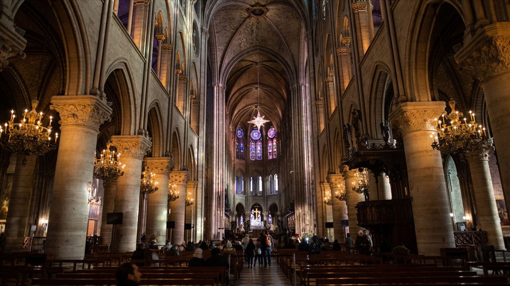 Nhà thờ được xây dựng hơn 800 năm trước và nổi tiếng với việc xuất hiện trong cuốn tiểu thuyết kinh điển của Victor Hugo, Thằng gù ở Nhà thờ Đức Bà (Hunchback of Notre-Dame).