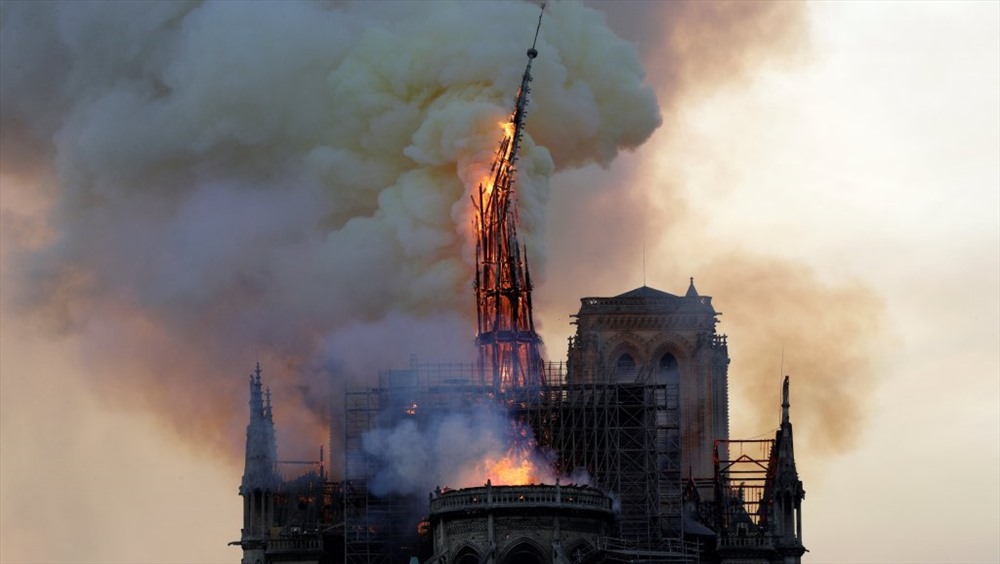Nhà thờ Đức bà Paris bị cháy hôm 15.4. Ảnh: France 24
