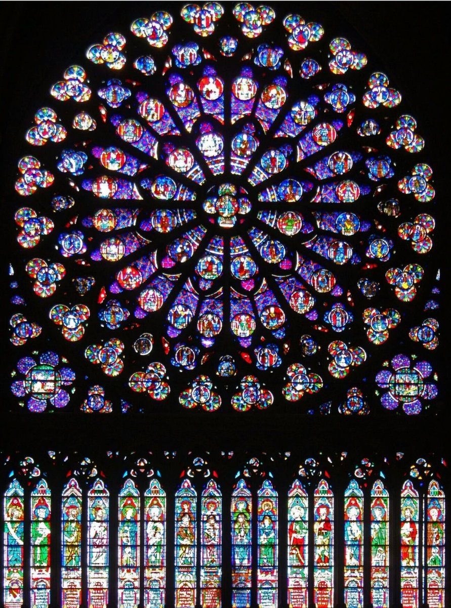 Cửa sổ hoa hồng bên trong Nhà thờ Đức bà Paris. Ảnh: Pinterest