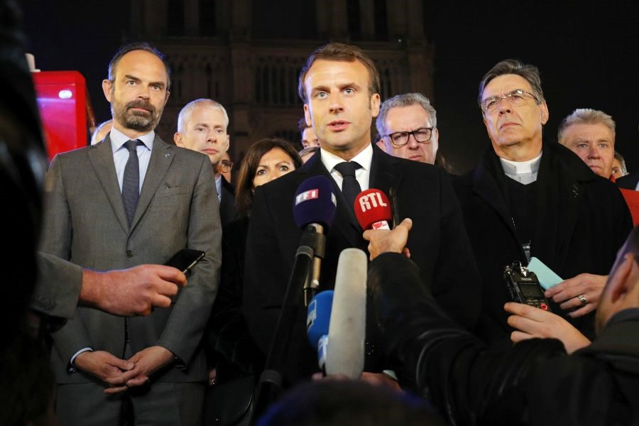 Tổng thống Pháp Emmanuel Macron tuyên bố sẽ xây dựng lại Nhà thờ Đức bà Paris. Ảnh: AFP