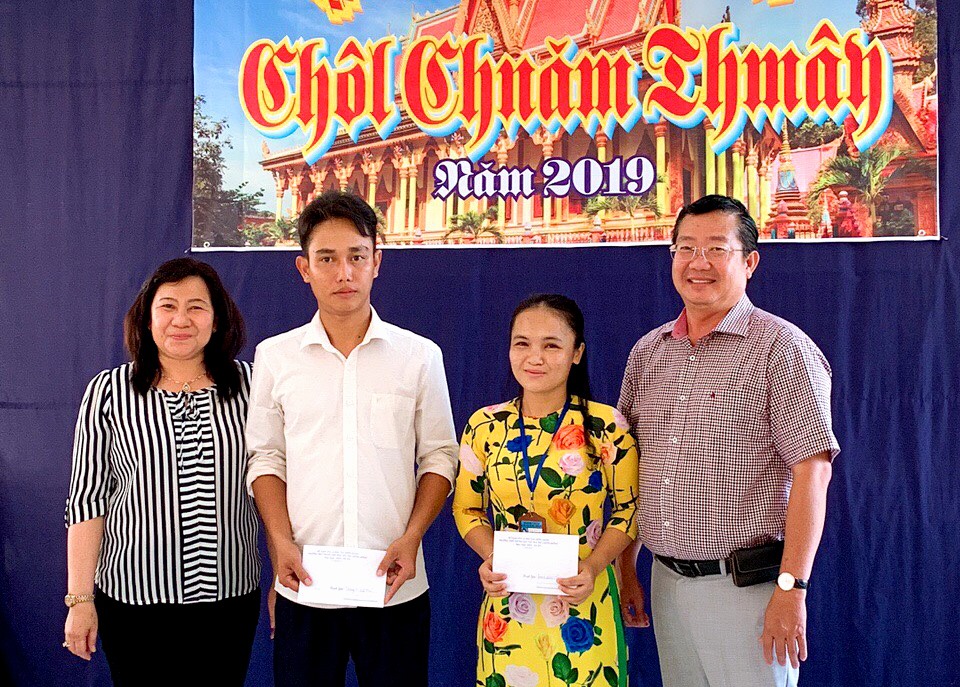 Đại diện CĐ ngành và Sở GDĐT Kiên Giang thăm hỏi, chúc Tết và hỗ trợ quà cho đoàn viên người Khmer nhân dịp Tết Chôl - chnăm - thmây. Ảnh: LTM