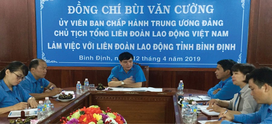 Chủ tịch Bùi Văn Cường làm việc với Thường trực LĐLĐ Bình Định. Ảnh: P.V