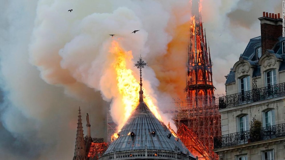 Hỏa hoạn bùng phát tại công trình lịch sử này vào tối 15.4 và nhanh chóng lan ra mái và tháp của khu nhà thờ. Những cột khói cao có thể nhìn thấy từ xa thủ đô Pháp. Cảnh tượng khiến nhiều người chứng kiến rơi nước mắt. Ảnh: CNN.