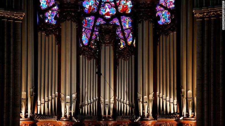 Đàn organ ống tại nhà thờ Paris là chiếc đàn lớn nhất nước Pháp. 