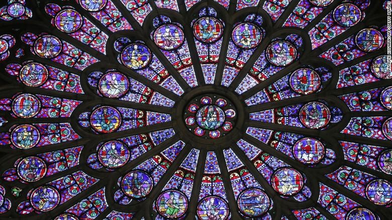 Có gì bên trong Nhà thờ Đức Bà Paris trước khi bị cháy rụi?