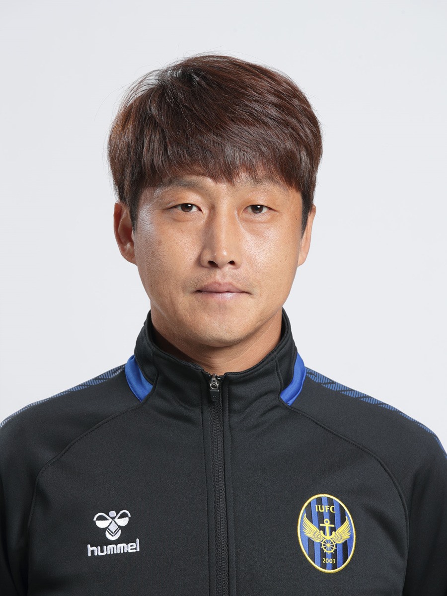 HLV tạm quyền Lim Joong Yong được xem là cánh tay nối dài của HLV Andersen, ông là người gần gũi với các cầu thủ và hiểu rõ điểm mạnh, yếu của từng người.