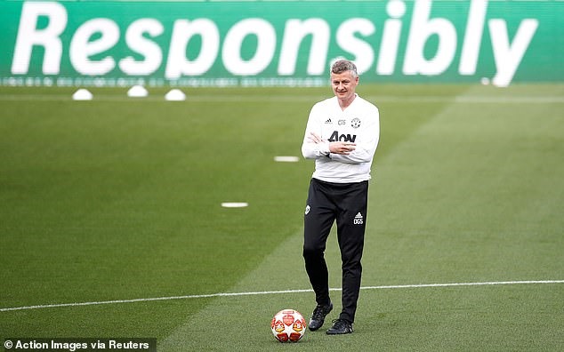 HLV Ole Solskjaer là người đầu tiên của Man United bước ra thảm cỏ Nou Camp, nơi ông từng ghi dấu với bàn thắng trong trận chung kết năm 1999 vào lưới Bayern Munich. Ảnh: Reuters.